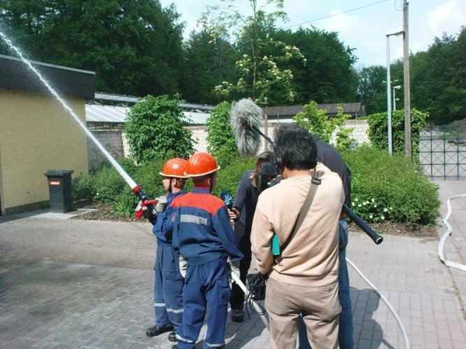 Das Fernsehteam begleitet auch beim Wasserspritzen