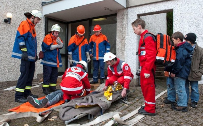 Weitere Versorgung durch das Jugendrotkreuz Die Sanitäter kümmern sich weiter um ihn