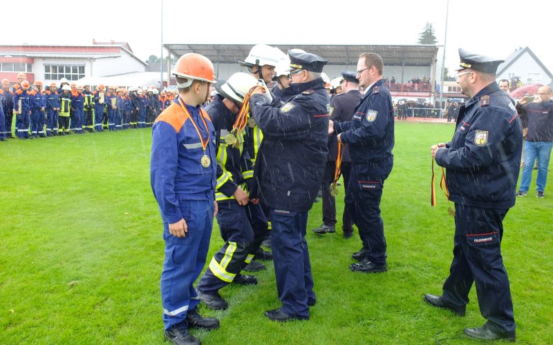 Die Gruppe Landsweiler erhielt Medaillen und einen Scheck über 150 Eur für die beste Leistung Medaillenverleihung an die beste Gruppe im Regenschauer