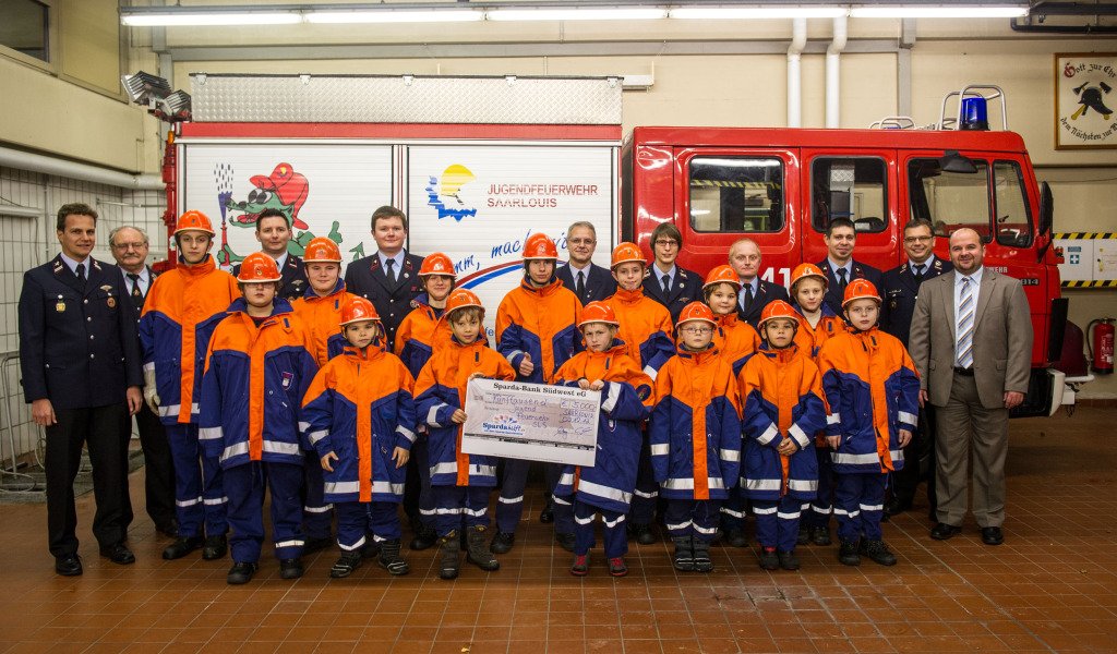 Die Jugendfeuerwehr mit Betreuern und Verantwortlichen und dem Scheck
