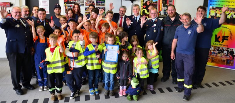 Gruppenbild zur Gründung der Kinderfeuerwehr Löschdinos in Ensdorf Gruppenbild