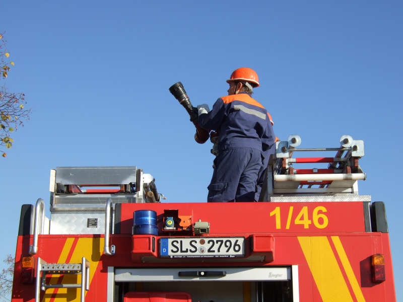 und größerem Kaliber Angriff mit Dachwerfer