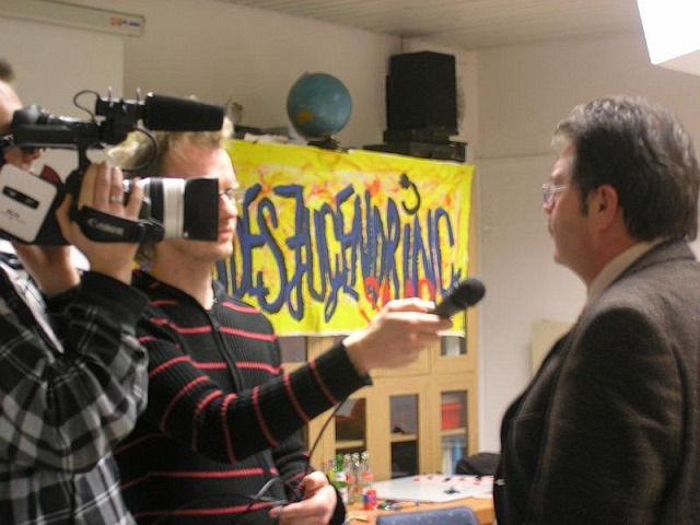 und Internet-Communities (Bilder oben: Landesjugendring) Oberbürgermeister Henz mit einer Stellungnahme vor laufender Kamera