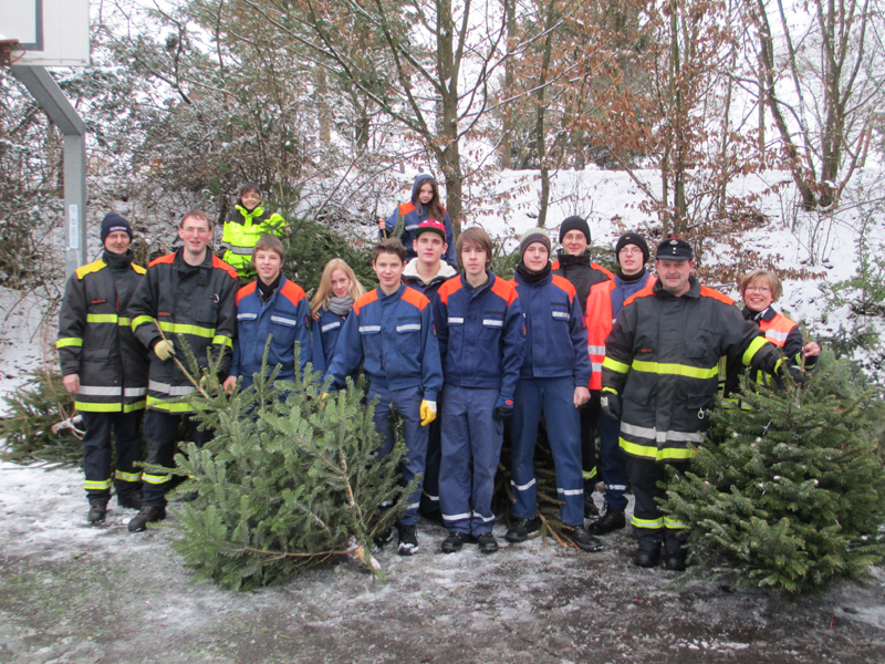 Weihnachtsbäume entsorgt und eine gute Tat vollbracht Gruppenfoto nach getaner Arbeit